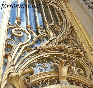 Porte en fer forgé avec feuille en acier repoussé doré à la feuille d'or